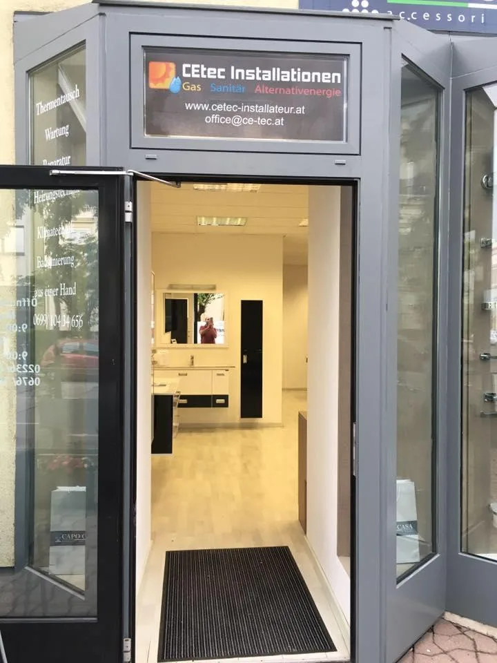Glastür mit dem CEtec-Logo, dahinter der helle Schauraum